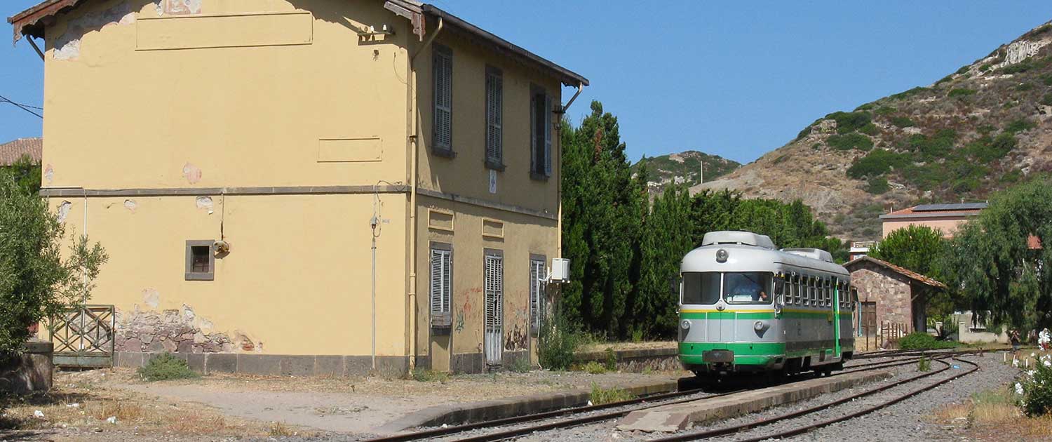 Train vert de la Sardaigne en gare de Bosa