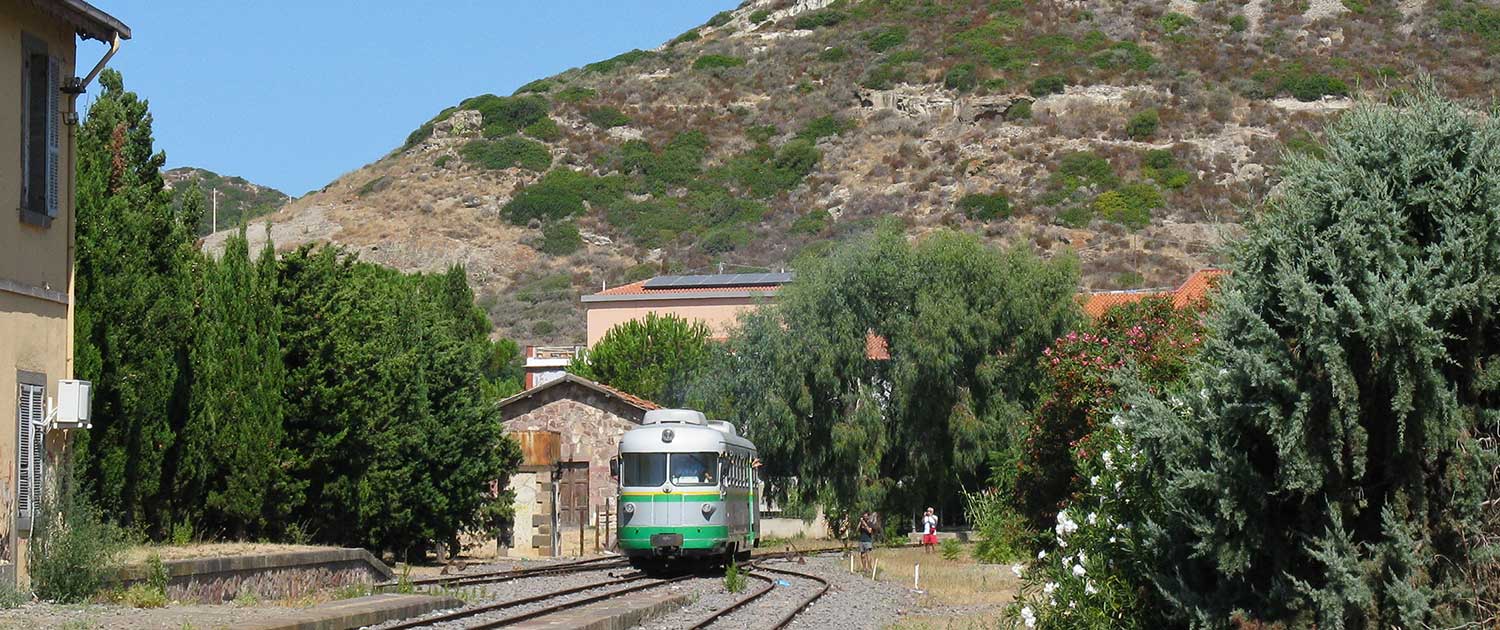 Train vert de la Sardaigne en gare
