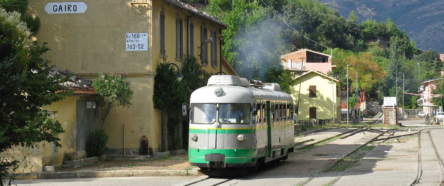 Train vert de la gare de Sardaigne Gairo